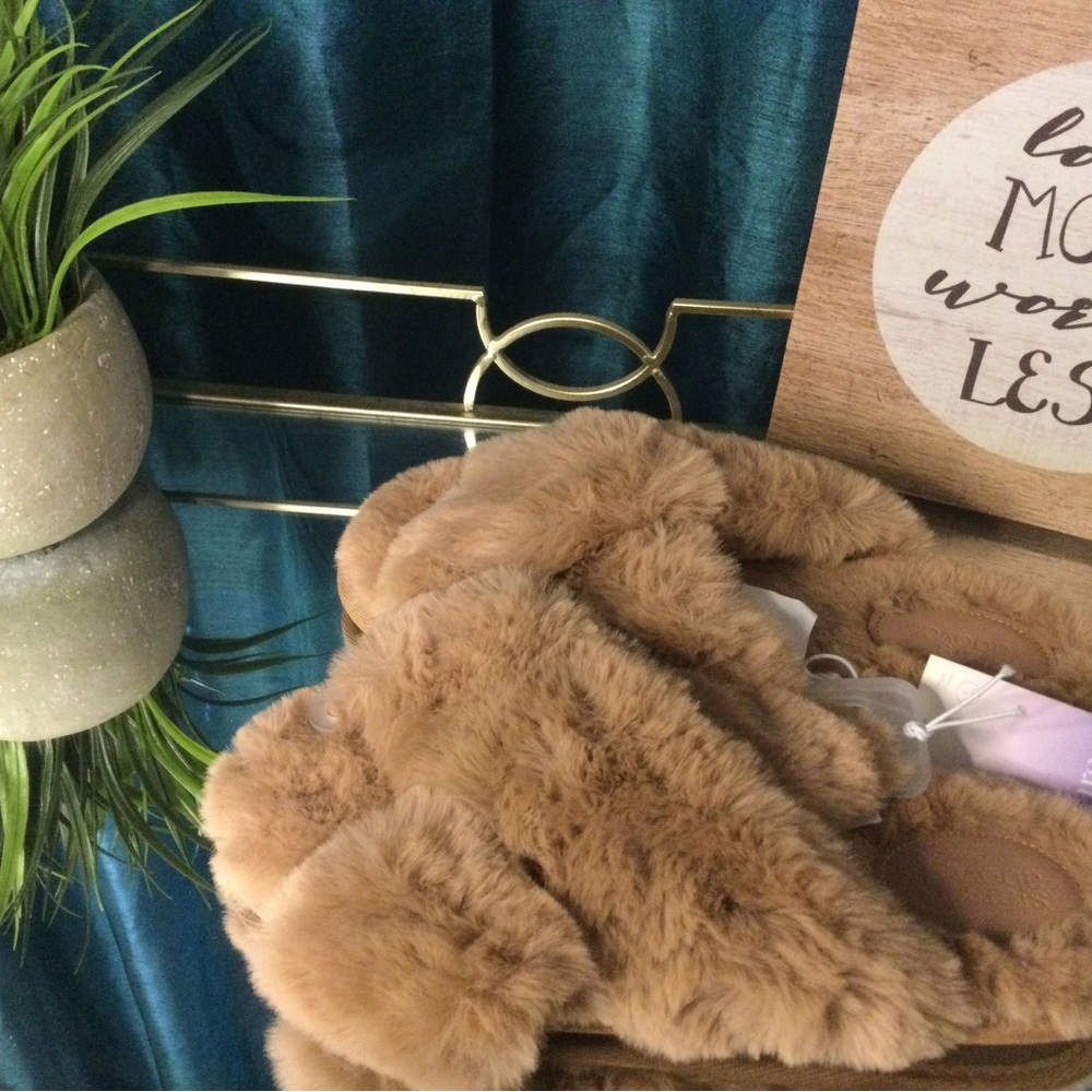 Comfortable, furry slippers, camel brown, Large. NWT